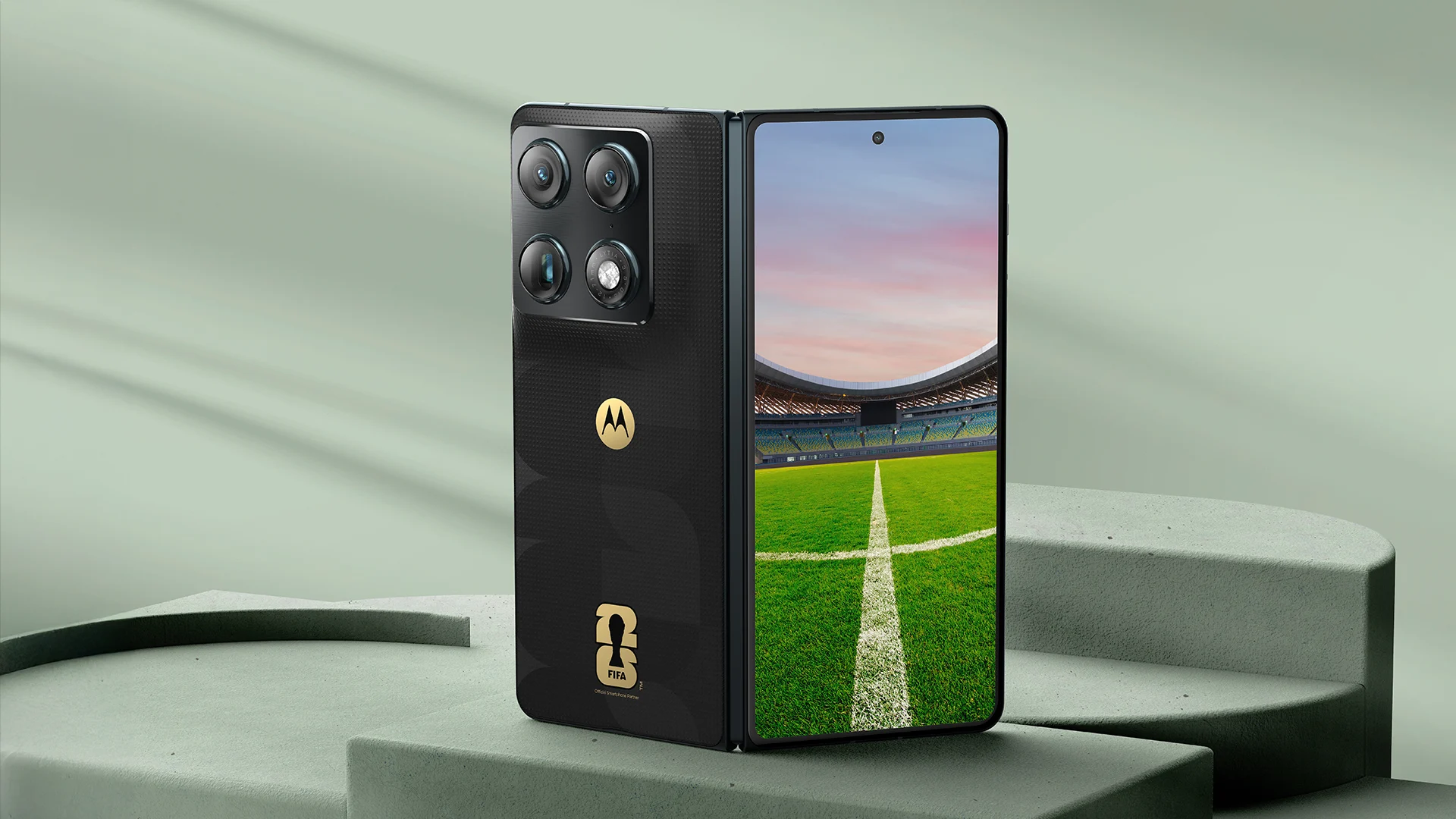 Svart vikbar Motorola-mobil med fotbollsplan på skärm