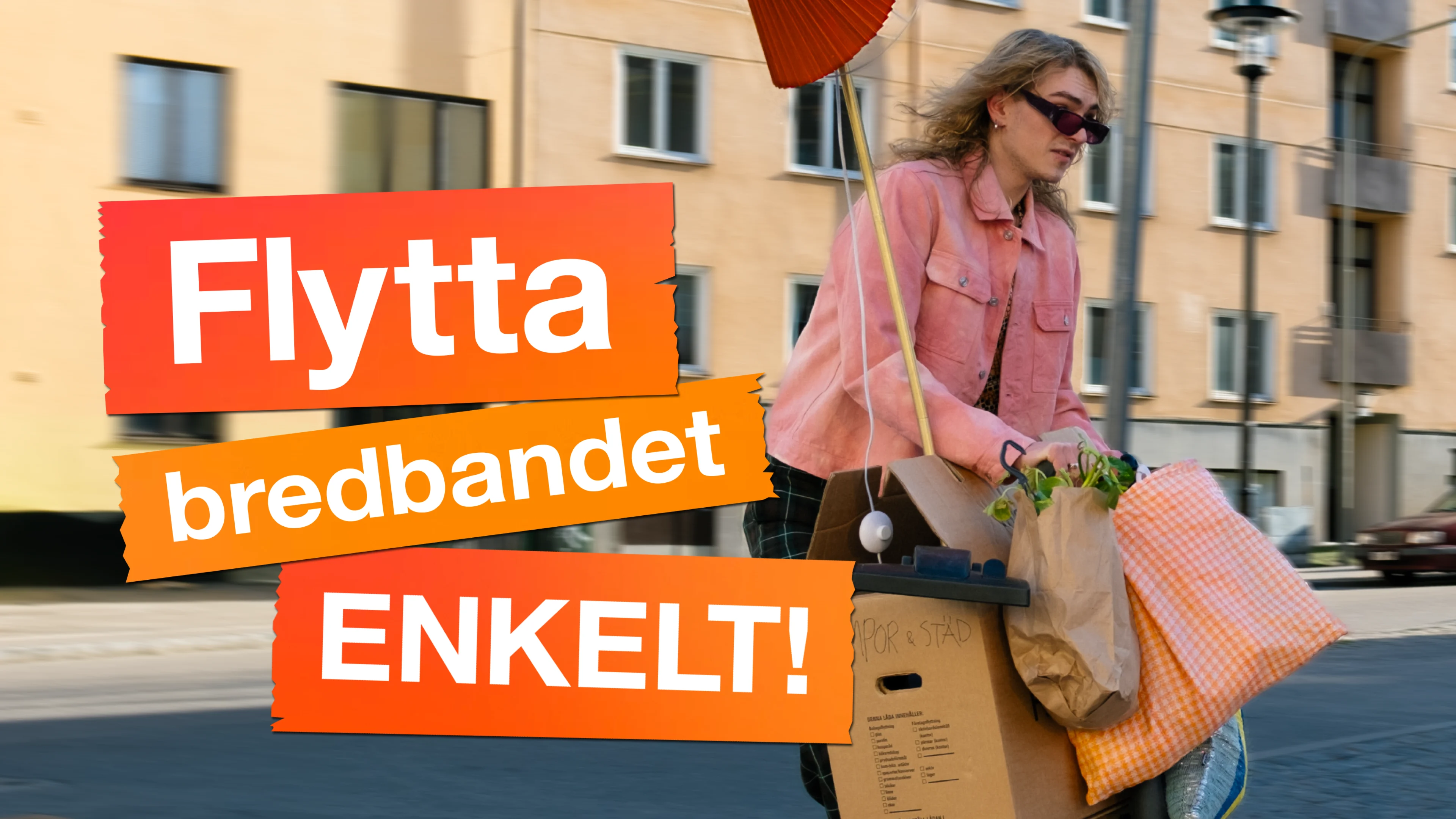 En tjej i rosa jacka som bär på massa papperspåsar.