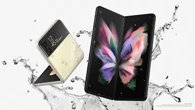 Galaxy Z Fold3 och Galaxy Z Flip3 i en vattenpöl
