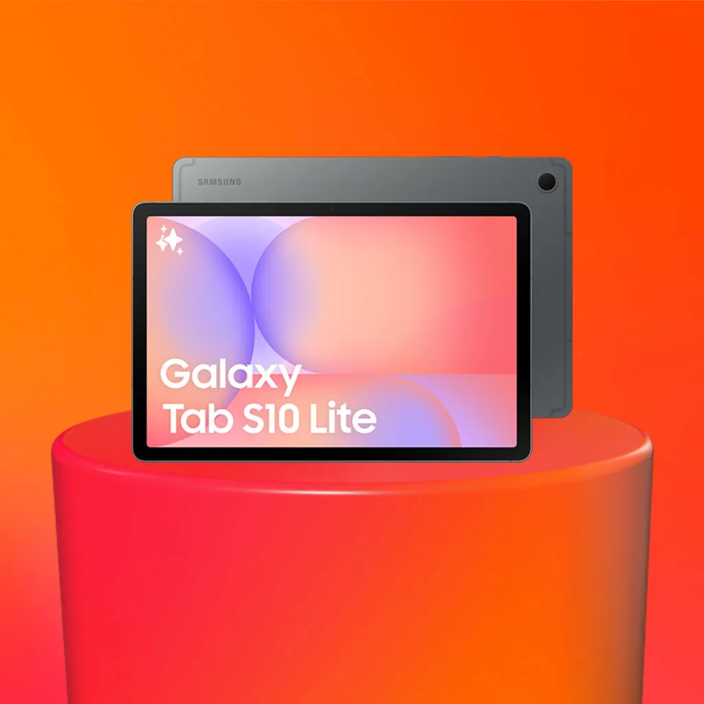 En surfplatta Galaxy Tab S10 Lite visas på en röd-orange piedestal med en färgglad skärm och text.