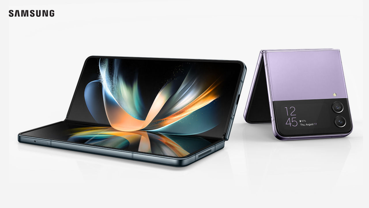 Samsung Galaxy X Flip4 och Galaxy Z Fold 4 står bredvid varandra på en grå yta.