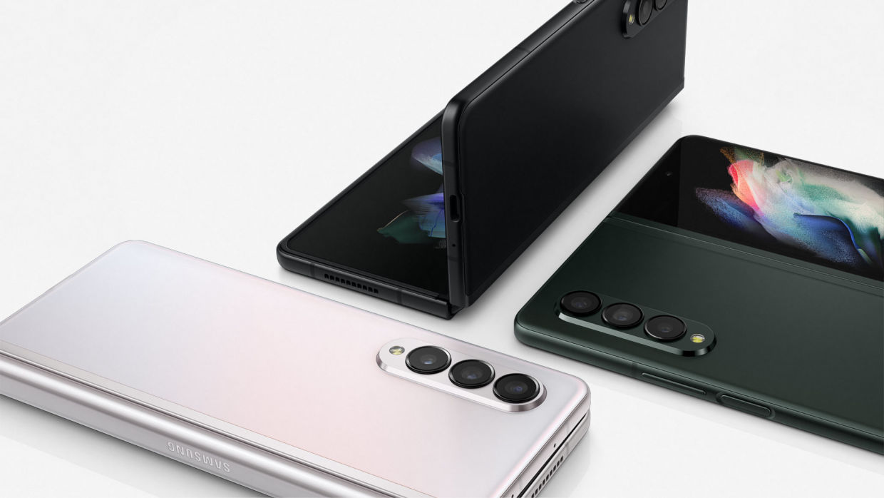 Vikbara mobiler visar i en triangel: Galaxy Z Fold3 5G i grön, silver och i svart
