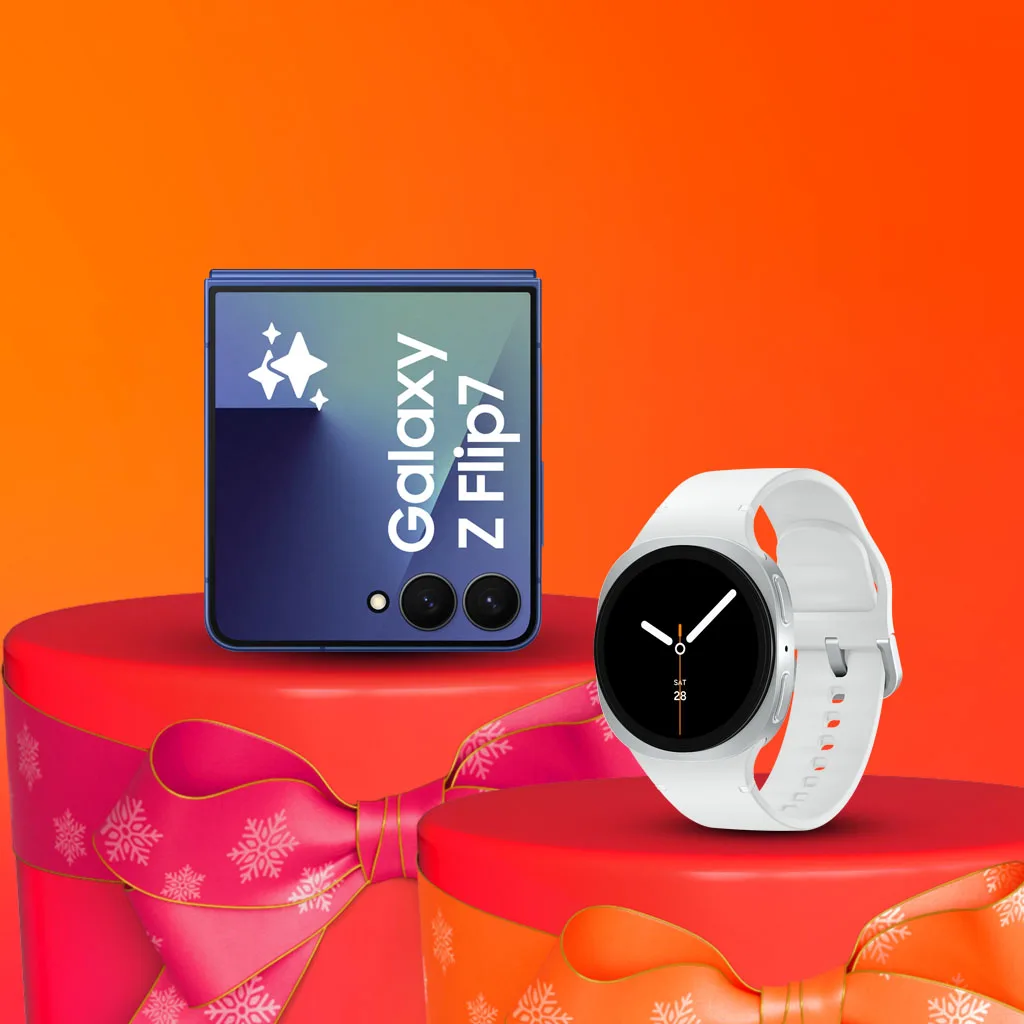 Smartphone Galaxy Z Flip7 och vit smartklocka på röda presentaskar med rosa band, mot orange bakgrund.