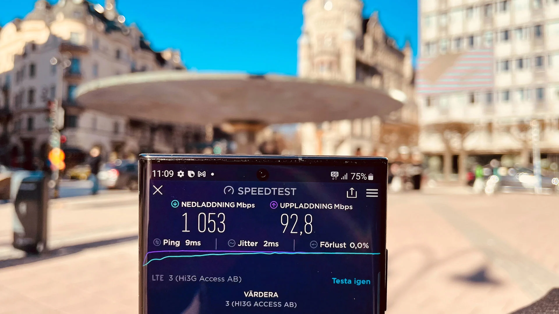 Bild på en mobil som visar 5G-hastigheten på Stureplan i Stockholm.