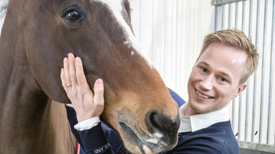 Horsetechbolaget Videquus VD Linus Jernbom med en brun häst