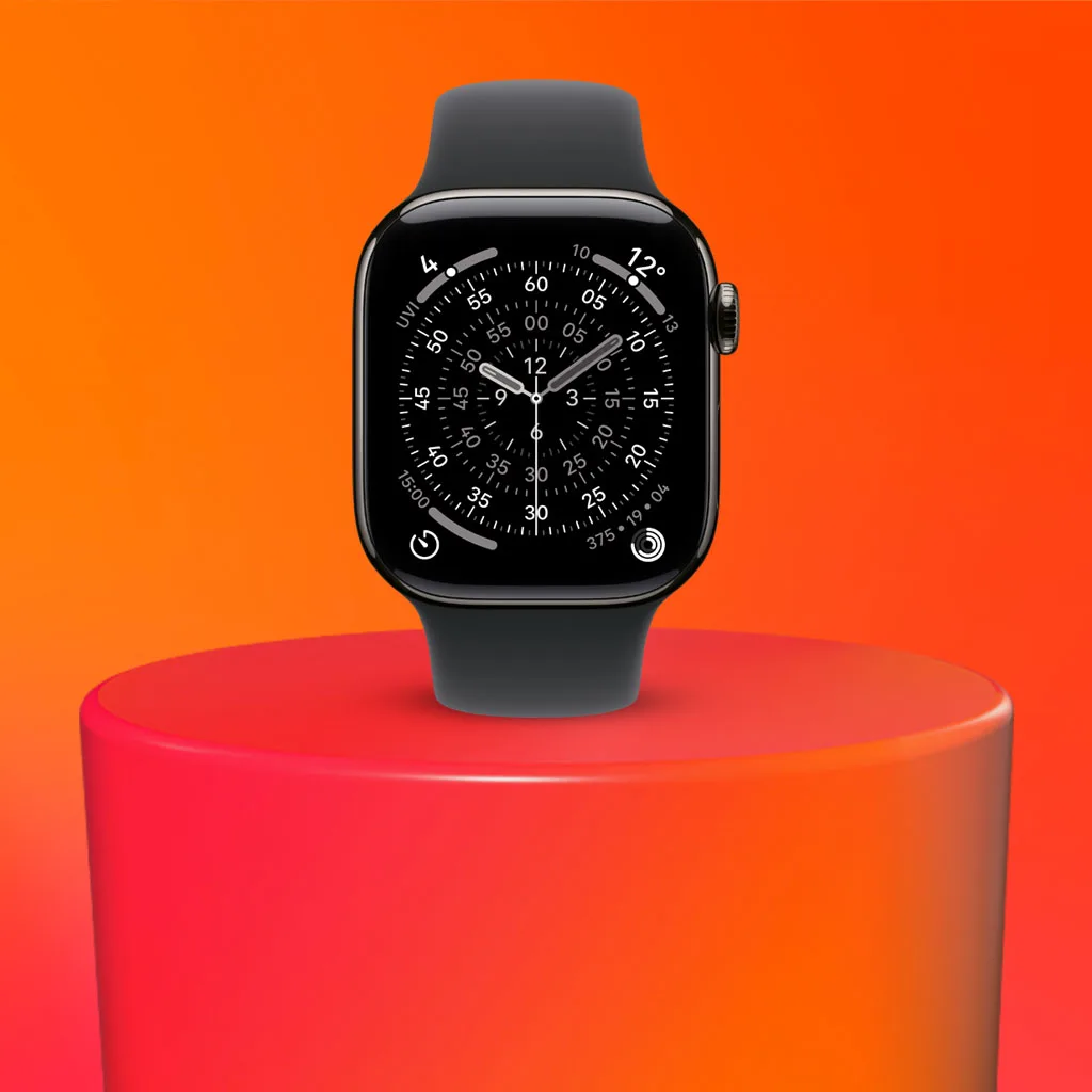 Svart smartklocka med analog urtavla på en röd-orange piedestal mot en orange bakgrund.