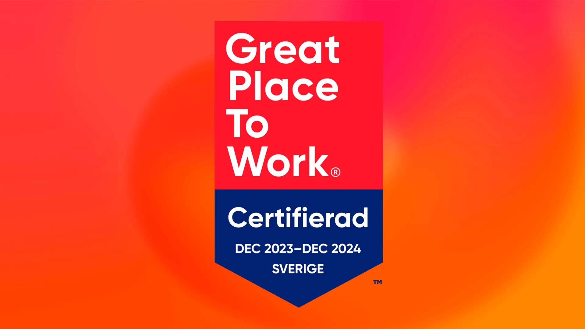 Tre som arbetsplats - Great place to work 2024 loggan i blått och rött med gradient bakgrund
