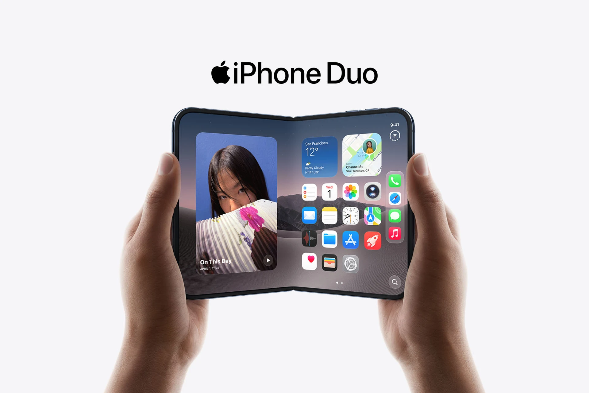 Händer håller en vikbar iPhone med appar på skärmen