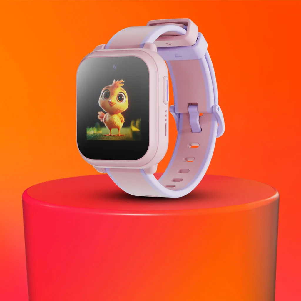 Smartwatch med rosa armband visar en tecknad kyckling på skärmen, placerad på en röd-orange bakgrund.