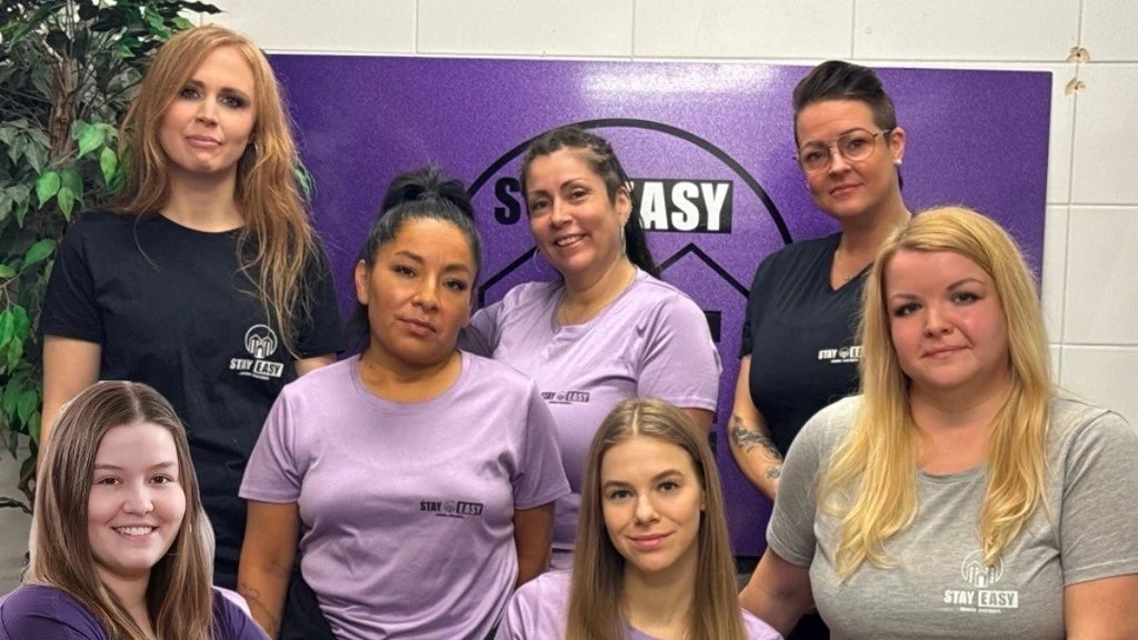 Grupp av sju kvinnor i olika färgade tröjor.