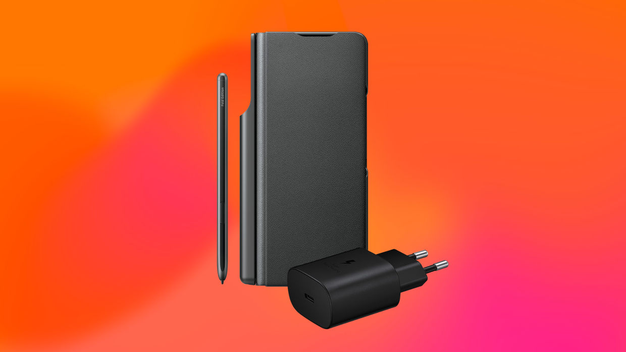 Tillbehörspaketet med en svart penna, fodral och väggadapter från Samsung med gradient bakgrund.
