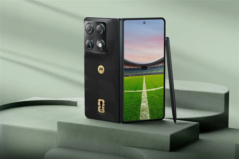 Svart vikbar smartphone med stylus, fotbollsplan på skärm