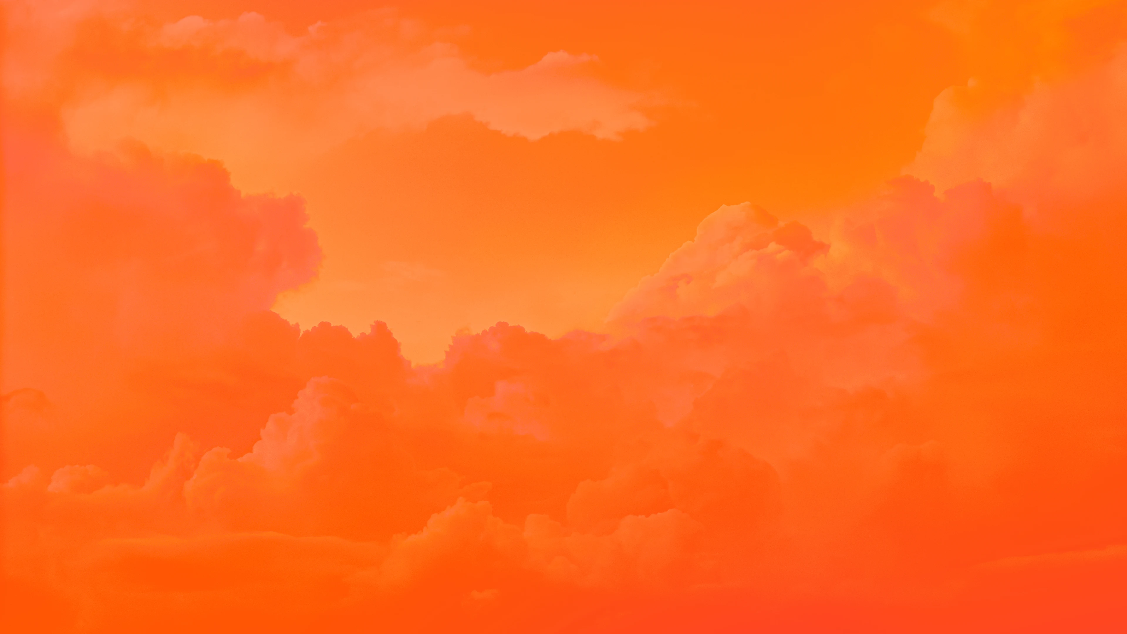 Orange himmel med moln