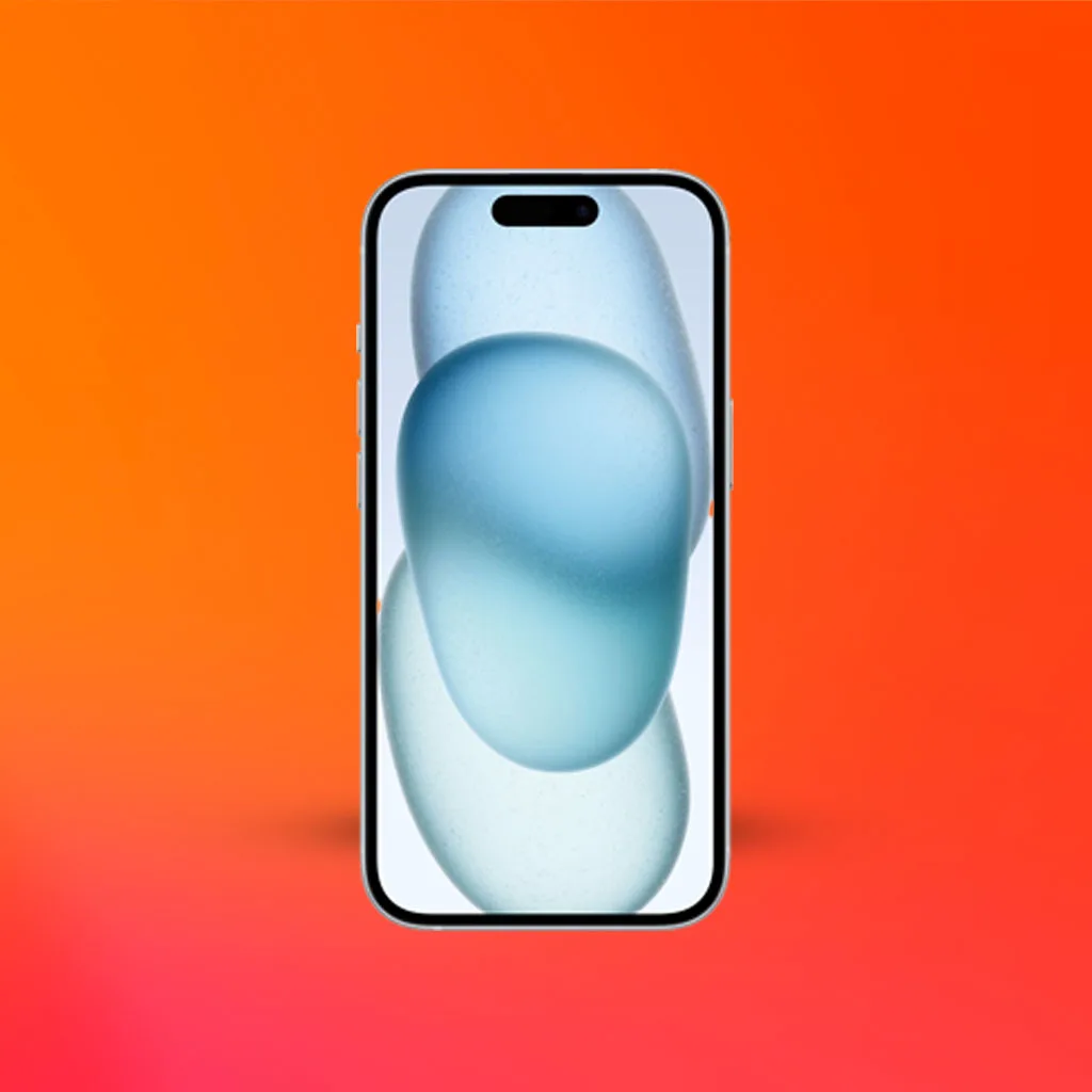 iPhone 15 med blå abstrakt bakgrund på skärmen, mot en orange bakgrund.