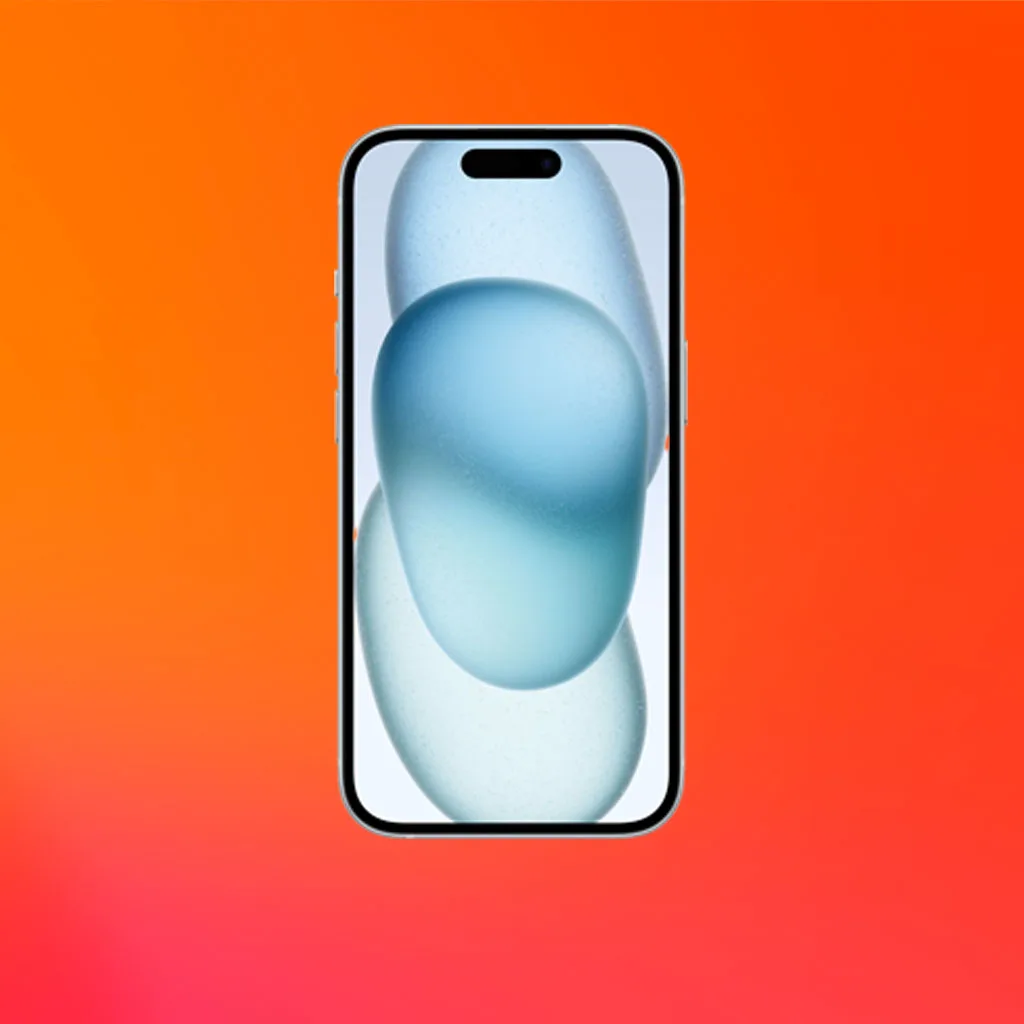 iPhone 15 med blå abstrakt bakgrund på skärmen, mot en orange bakgrund.