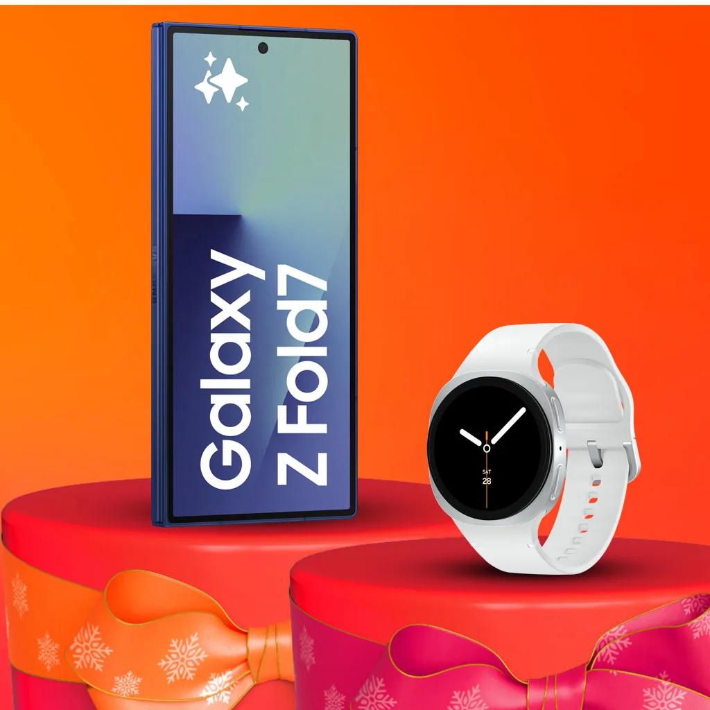 Smartphone Galaxy Z Fold7 och vit smartklocka på röda presentaskar mot orange bakgrund.