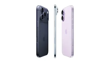 Tre iPhone 17-modeller i olika färger: mörkblå, silver och ljuslila, visade från sidan och baksidan mot vit bakgrund.