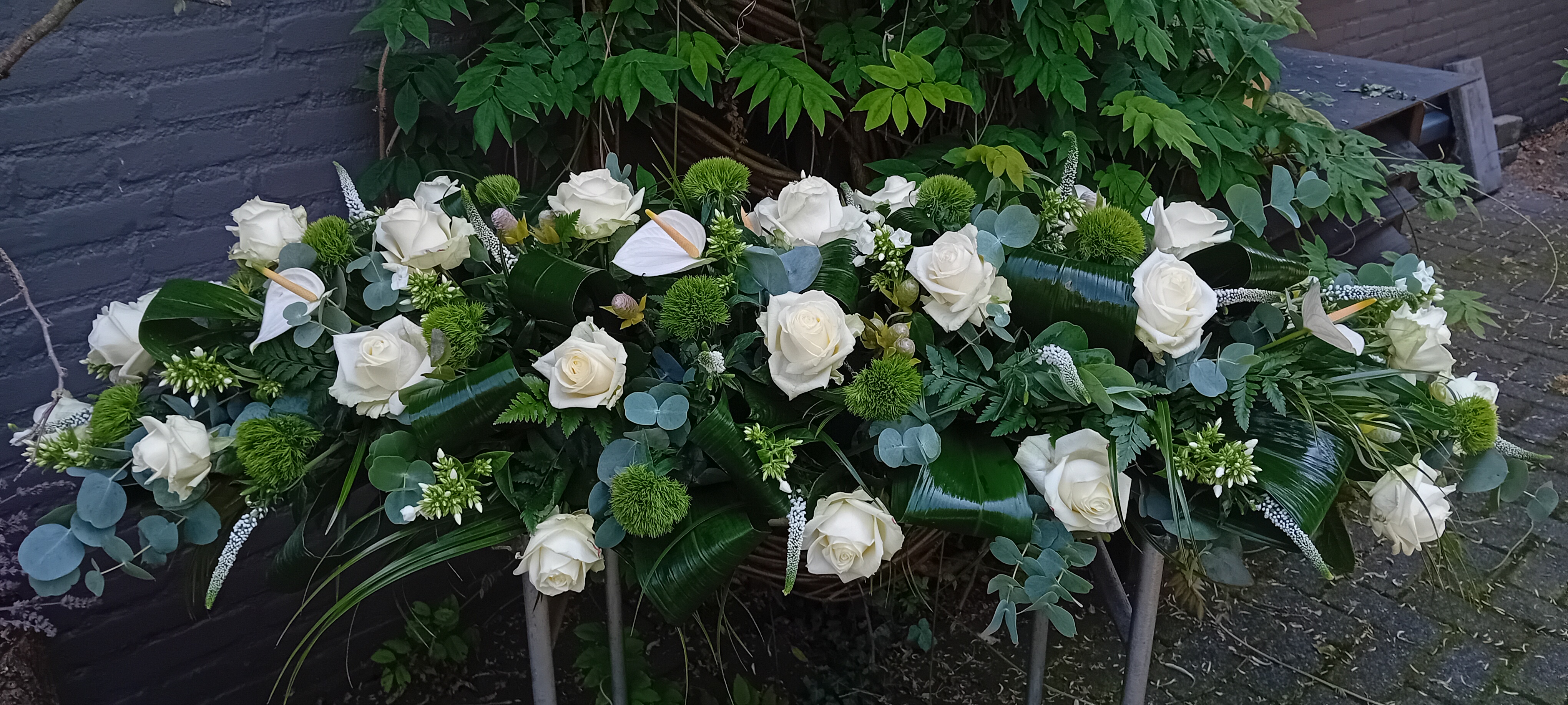 kistbedekking in de kleur wit 