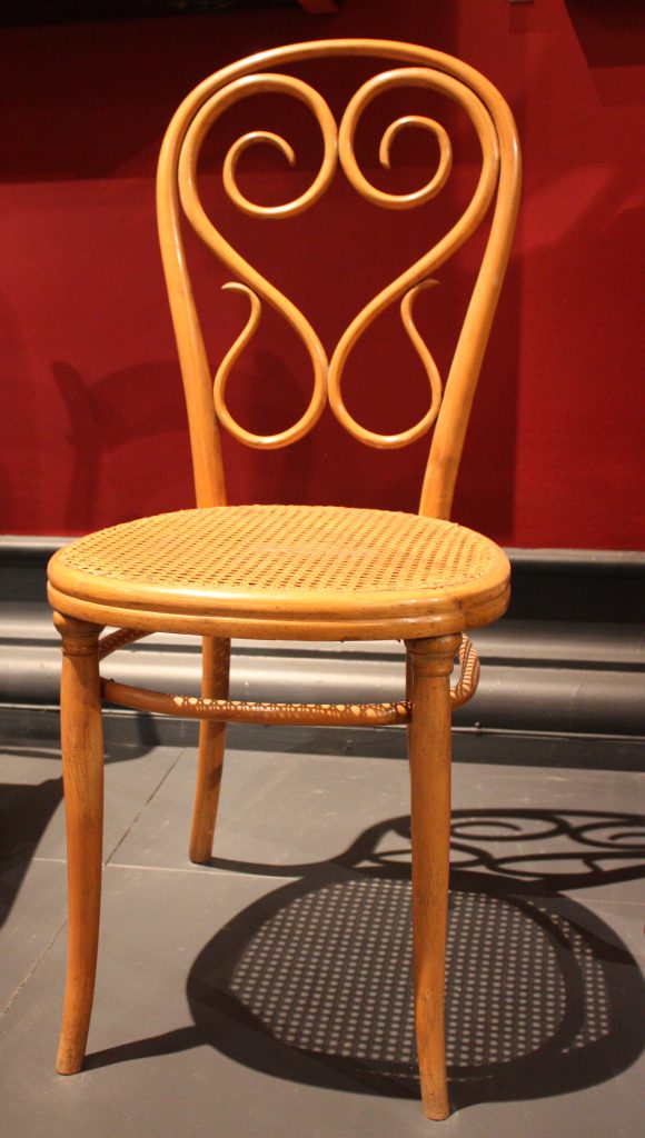Ein Klassiker aus der Holzart Buche: Der Thonet-Stuhl, viel eingesetzt in Kaffeehäusern