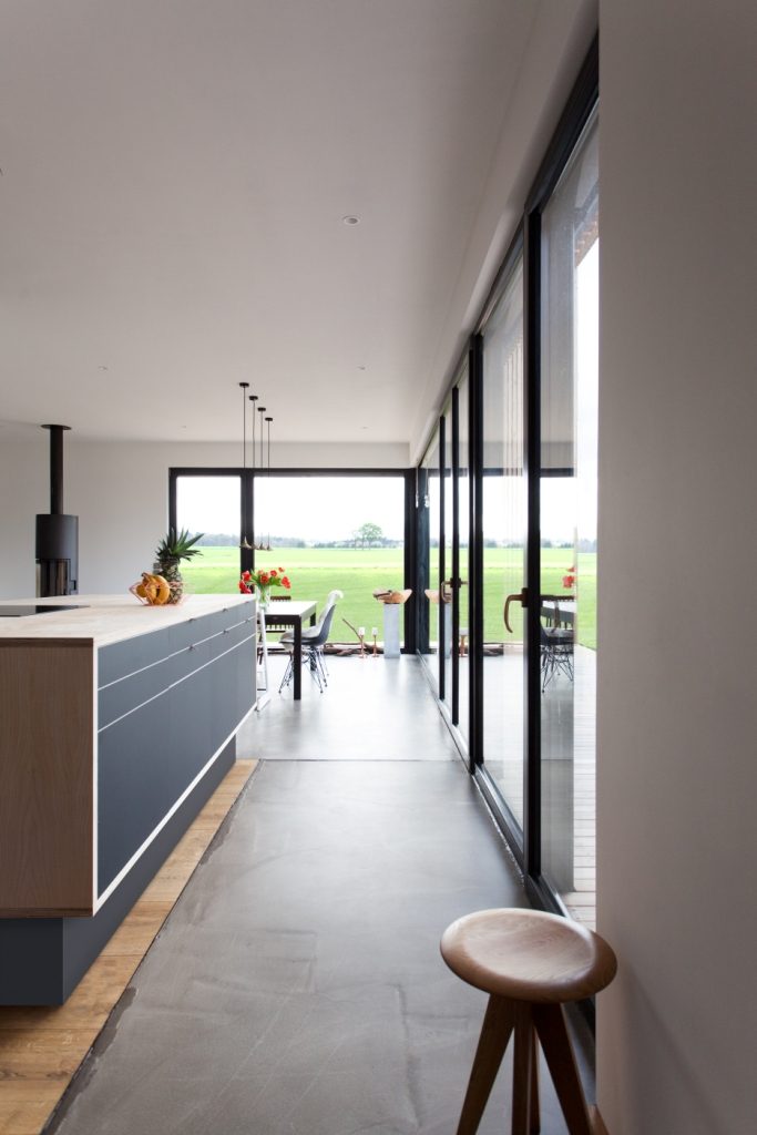 Nachhaltiges Bauen auf allen Ebenen: Das Holzhaus Haus M ist auch mit großzügigen Holzfenstern von Sorpetaler Fensterbau ausgestattet.
