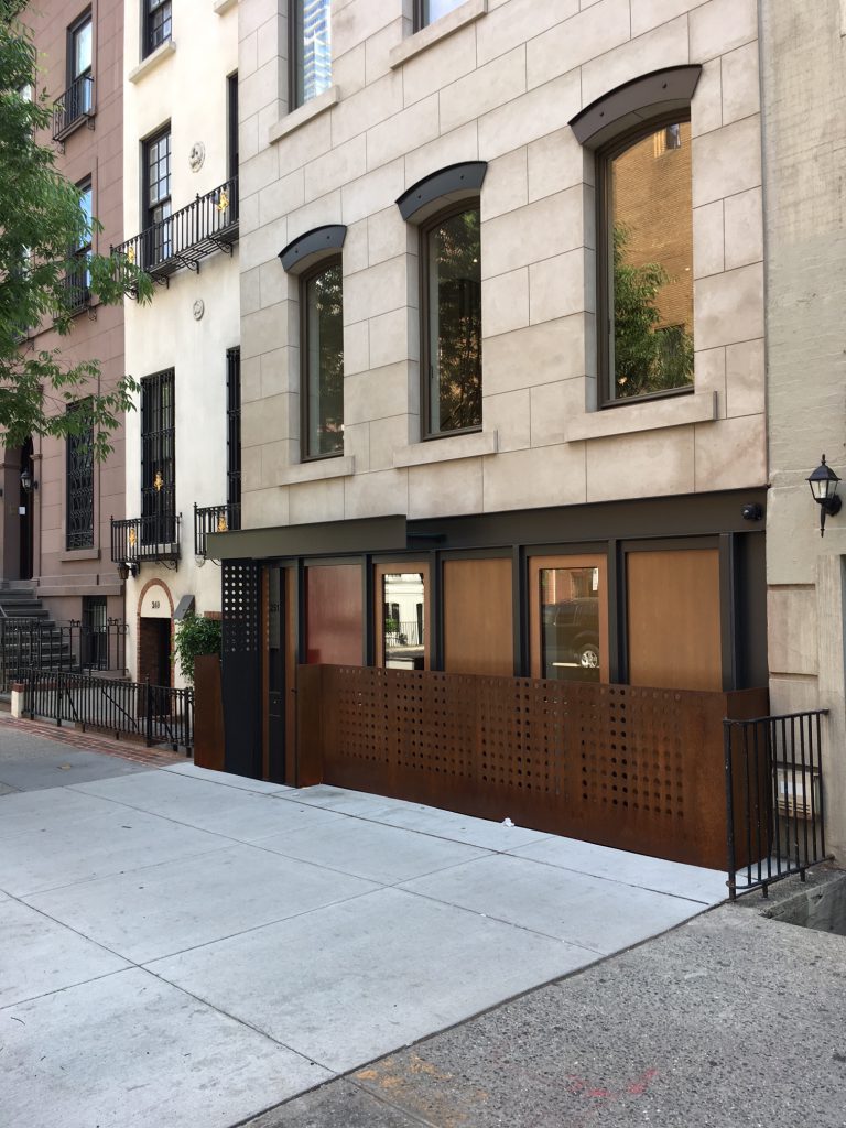 Moderne Architektur in New York, 61st Street, Wohnhaus ausgestattet mit Sorpetaler Holzfenstern aus Kiefer