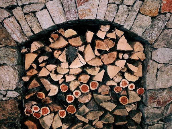 Bei Brennholz und anderen Holzstapeln kannst du das Holz mit einem kleinen Abdach vor Feuchtigkeit schützen.
