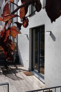 Holz-Aluminium-Fenster und -Balkontür in einem Mehrfamilienhaus