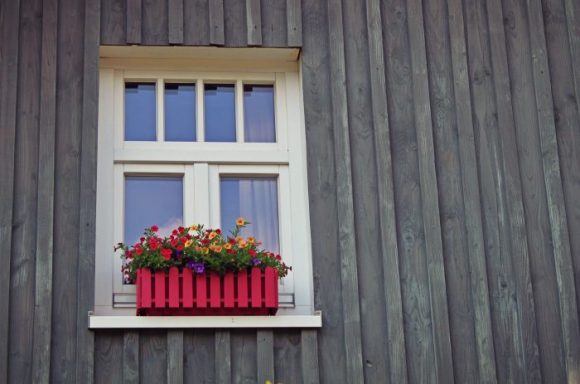 Schönes Holzfenster mit Sprossen - strahlt bei der richtigen Pflege besonders.