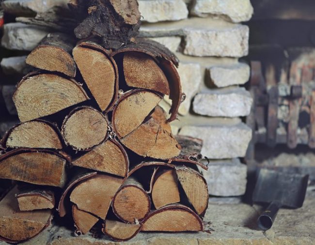 Möchtest du waldfrisches Holz wie zum Beispiel das Brennholz für deinen Kamin selbst trocknen, lagerst du es am besten an einer Hauswand, einer Mauer, der Garage, an einem Gartenhäuschen oder einer anderen großen Fläche.