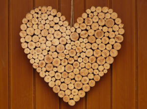 Herz aus Holzstücken