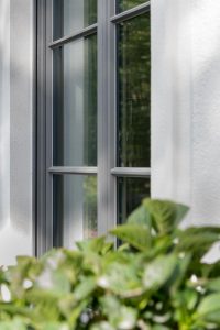 Holzfenster sanieren oder austauschen: Hier ein neues Holzfenster von Sorpetaler mit filigranen Sprossen