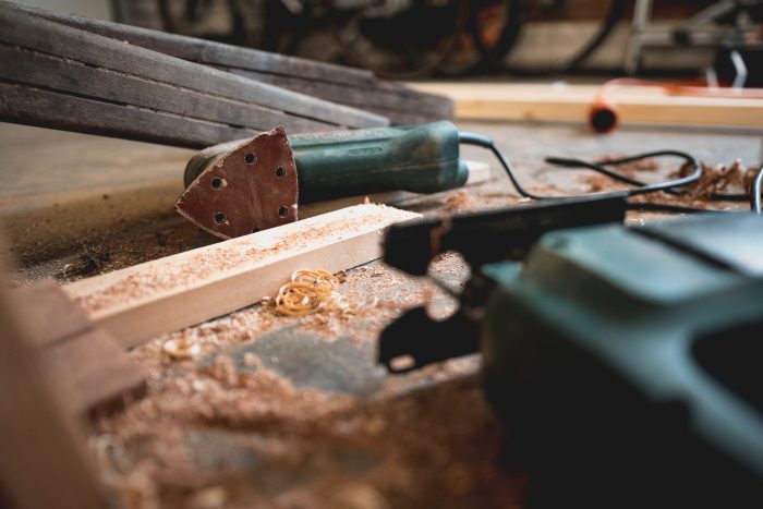 Holz sollte geschliffen werden, bevor eine Lack- oder Lasurschicht erneuert wird.
