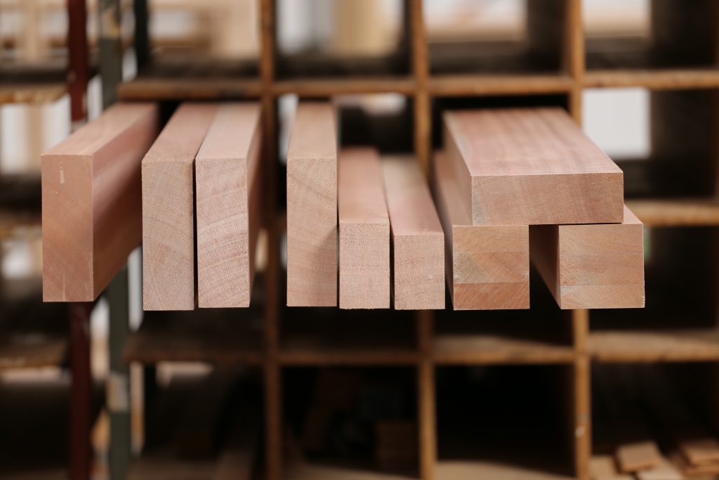 Meranti-Holz - sehr wetterbeständiges Holz, das auch für den Fensterbau verwendet wird.