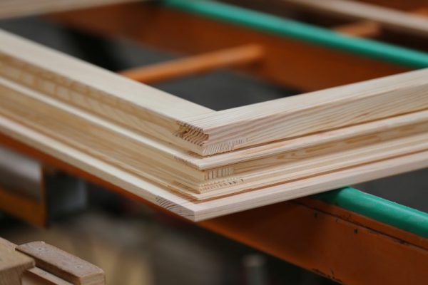Holzart Kiefer, hier verwendet für die Produktion von hochwertigen Holzfenstern.