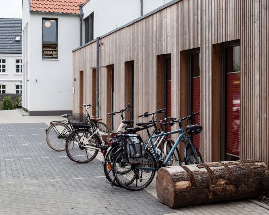 Die Fassade des Kindergarten St. Patrokli in Soest besteht aus unbehandeltem Lärchenholz.