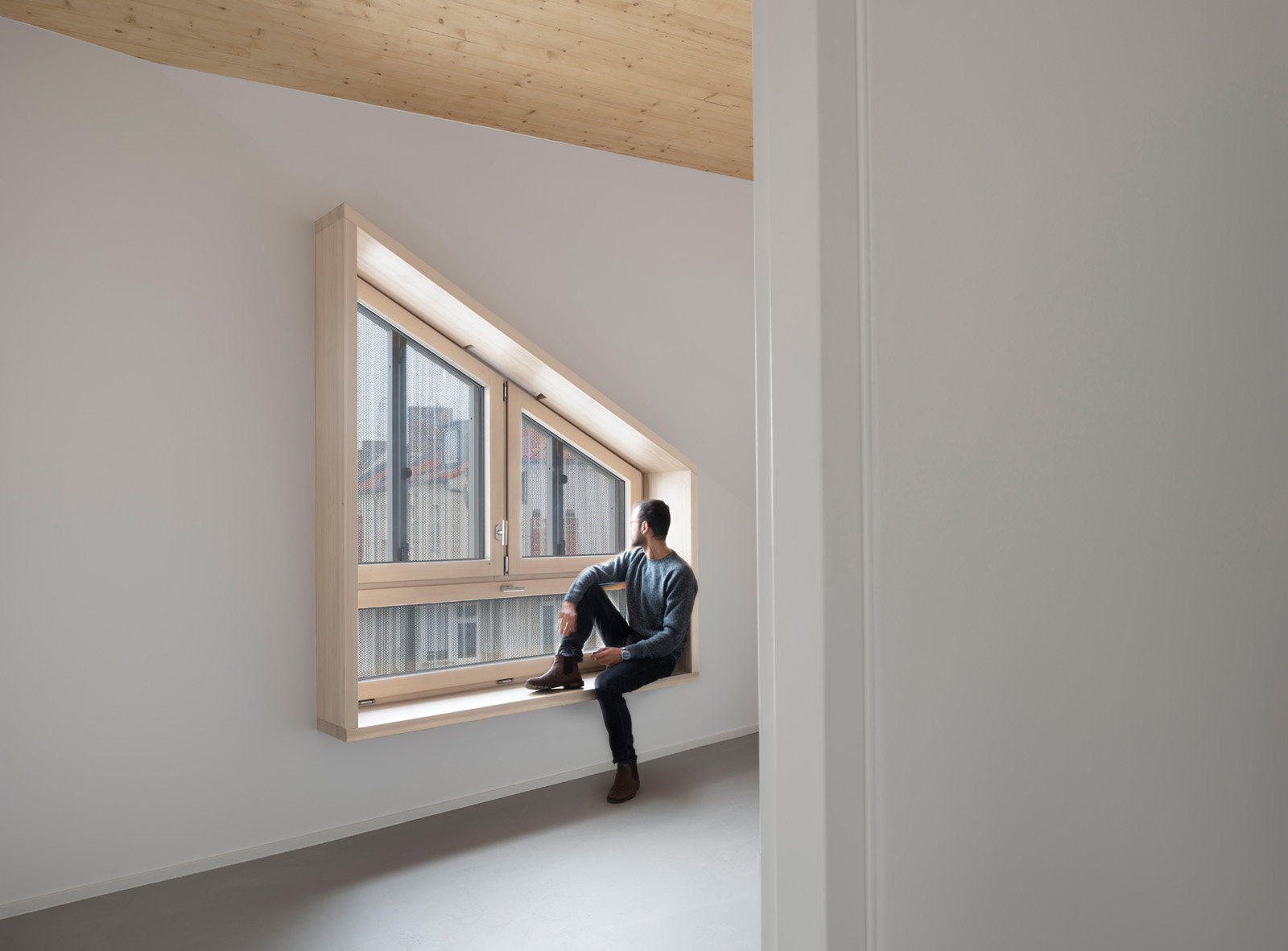 Der Berliner Eisberg: Mehrfamilienhaus aus Holz mit Sitzfenstern aus Kiefer