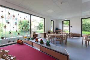 Kindergarten von Innen, Spielzeug und helle Fensterfront