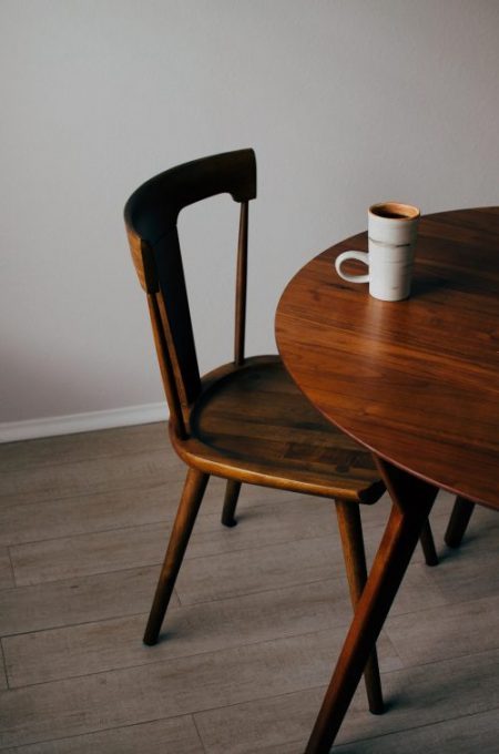 Möbelpolituren eignen sich vor allem für lackierte und polierte Holzmöbel.