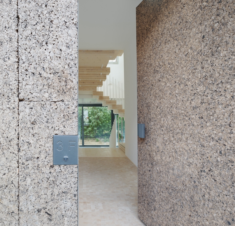 Nachhaltigkeit und Design: Korkfassade am Hauseingang des Korkenzieherhauses in Berlin. Foto: Gui Rebelo/rundzwei Architekten