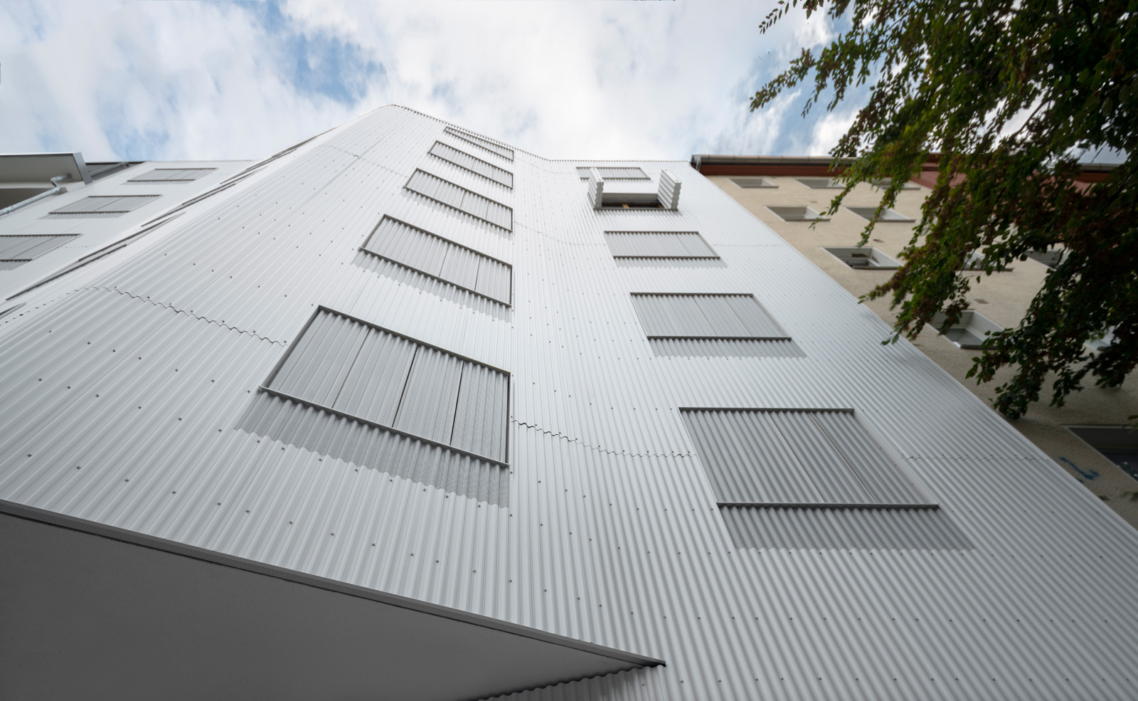 Der Berliner Eisberg: Ein Mehrfamilienhaus aus Holz mit Aluminiumfassade