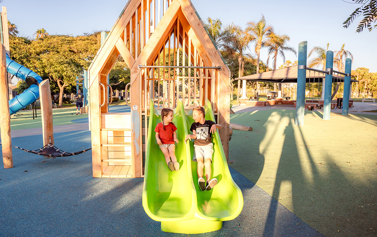 earthscape-tall-timber-tower-log-jam-spiral-slide - Earthscape Play