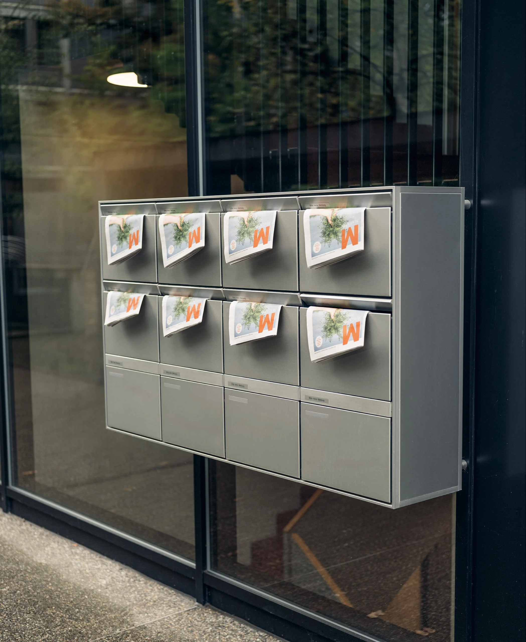 Migros-Magazin in Briefkasten mit Stopp-Werbung-Kleber