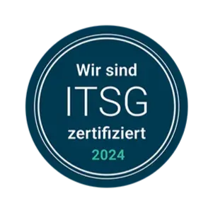 Ein rundes Abzeichen mit dunkelblauem Hintergrund und weißem Rand trägt die Aufschrift Wir sind ITSG zertifiziert 2024 in weißer und grüner Schrift, was auf die ITSG-Zertifizierung für das Jahr 2024 hinweist.