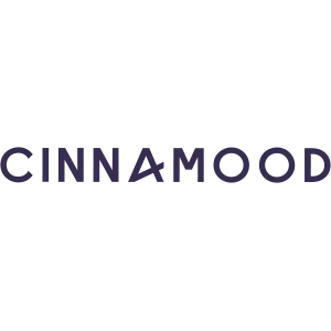 Das Bild zeigt das Wort CINNAMOOD in fetten, schwarzen Großbuchstaben auf einem transparenten Hintergrund.