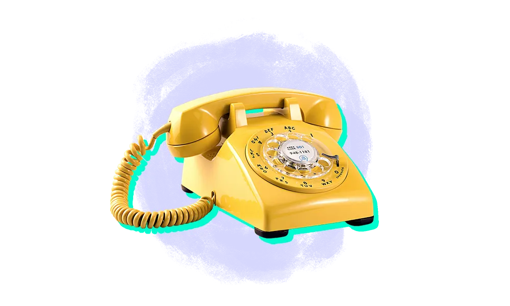 Ein gelbes altes Wählscheibentelefon mit einer aufgewickelten Schnur steht auf einem hellvioletten Hintergrund.