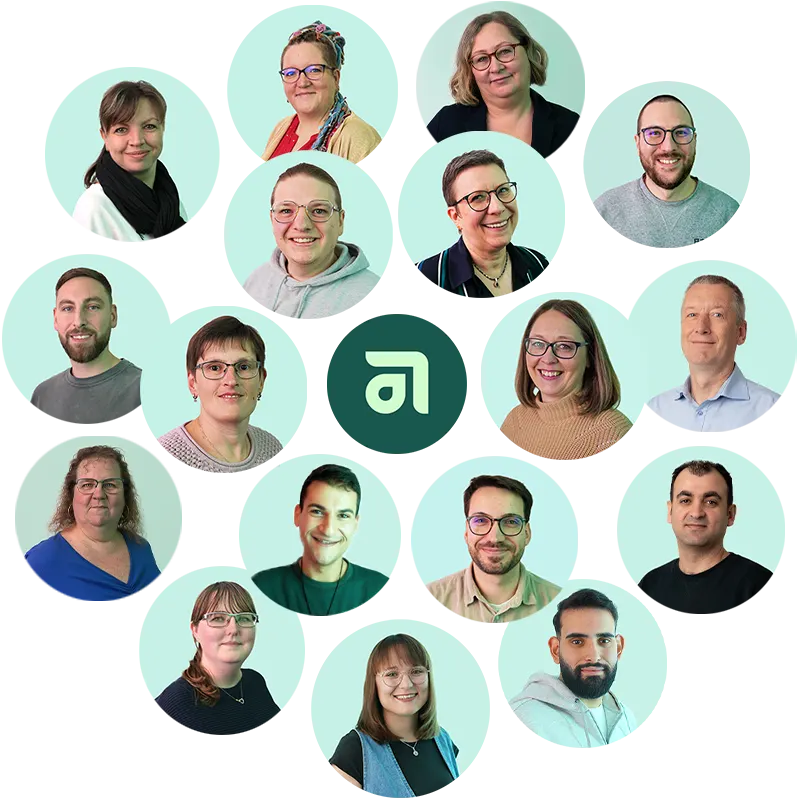 Eine Collage von 17 Personen, jede in einem kreisförmigen Rahmen, die in die Kamera lächeln und ein Logo in der Mitte haben. Der Hintergrund ist hellgrün. Die Collage zeigt einen Teil des Lohnexperten-Teams von gastromatic