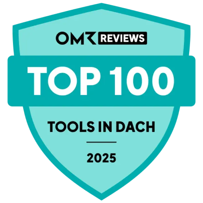 Eine tealfarbene Plakette mit dem Text OMR Reviews Top 100 Tools in DACH 2025 in weißer und schwarzer Schrift.