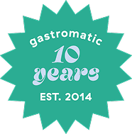 Ein tealfarbenes Starburst-Abzeichen mit der Aufschrift gastromatic 10 years EST. 2014 in weißer Schrift, zur Feier des 10-jährigen Jubiläums.