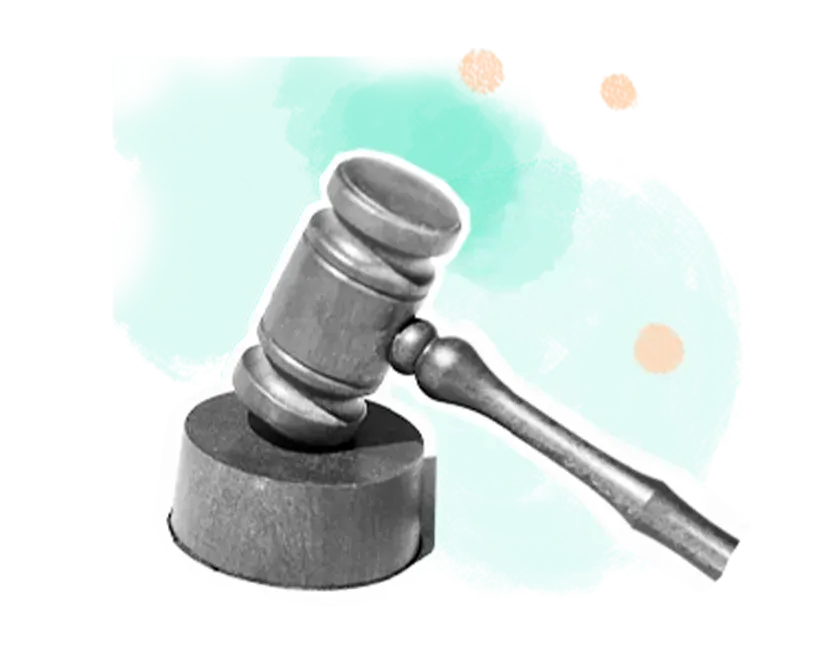 Ein hölzerner Richterhammer, der auf seinem Resonanzkörper ruht, mit einem abstrakten Hintergrund in Mintgrün und Pfirsich.