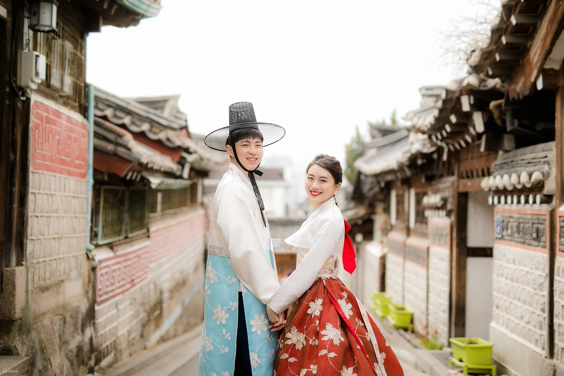 Man and woman wearing traditional hanbok. Source: https://www.klook.com/en-CA/activity/24844-seohwa-hanbok-rental-gyeongbokgung-seoul/